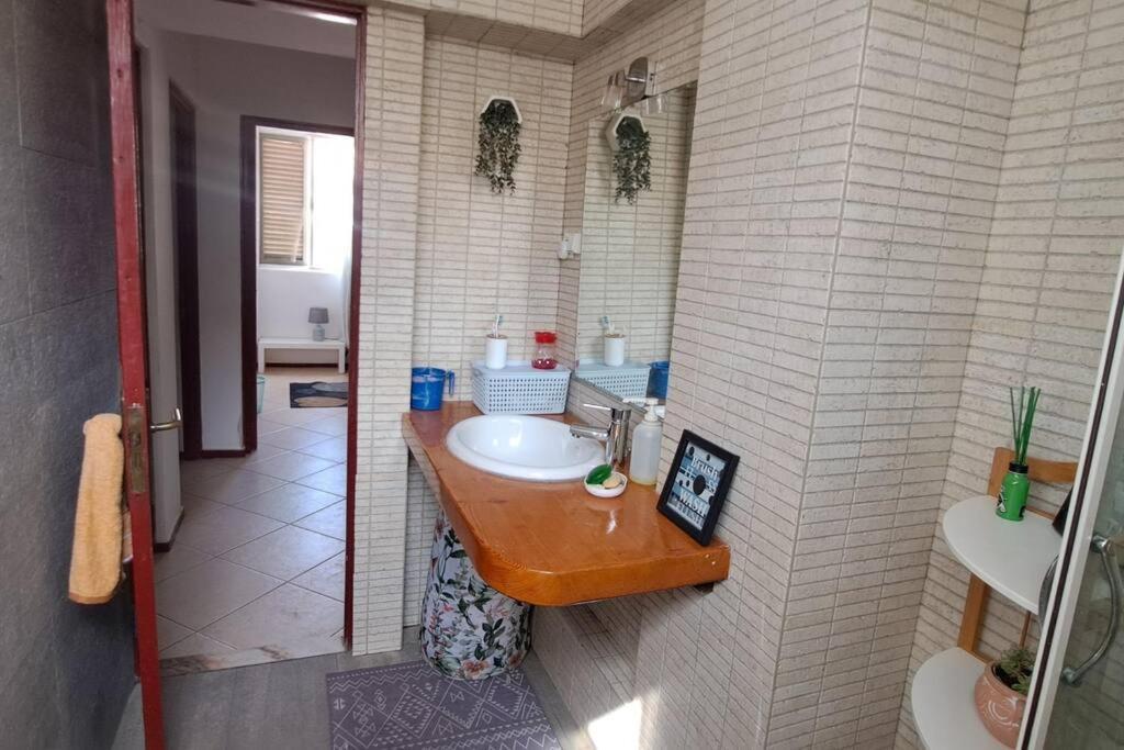 Mendes Family Homestay - B&B In The Heart Of 프라이아 외부 사진