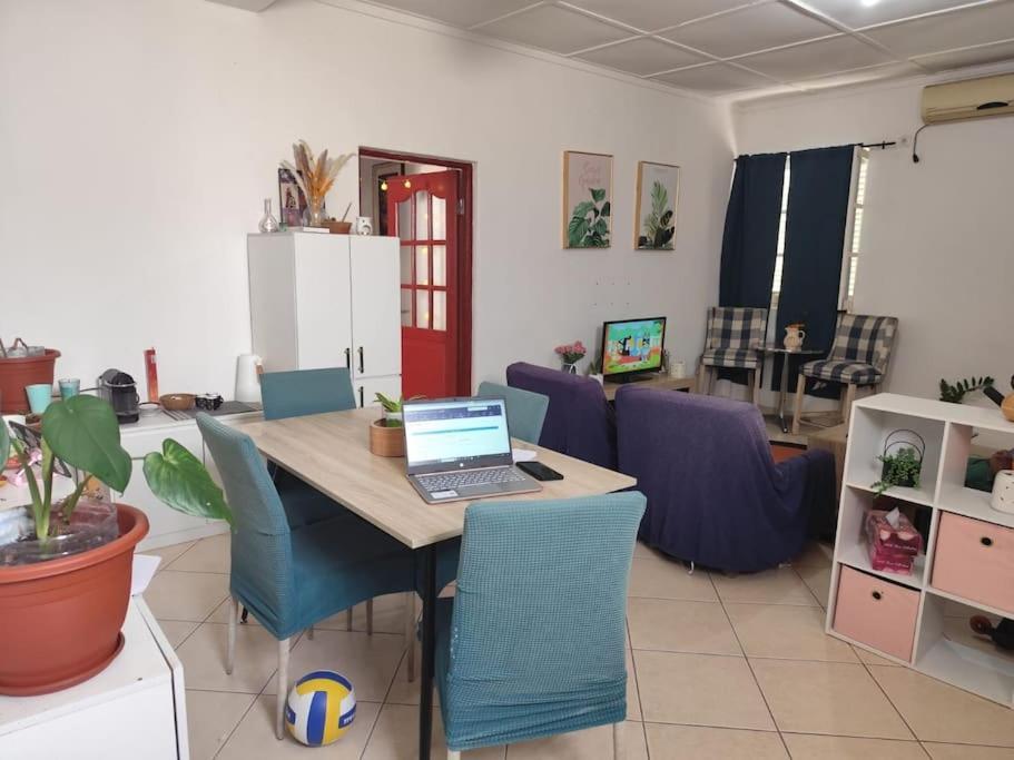 Mendes Family Homestay - B&B In The Heart Of 프라이아 외부 사진
